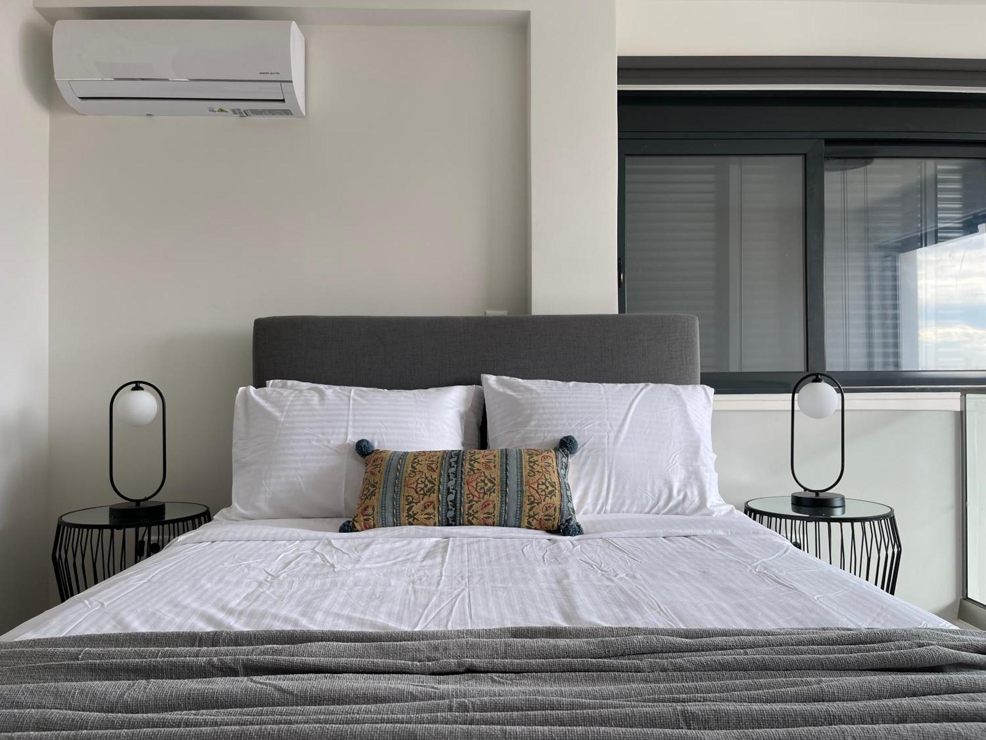 Gleaming Apartments Near Athens Metro Mall Atenas Exterior foto
